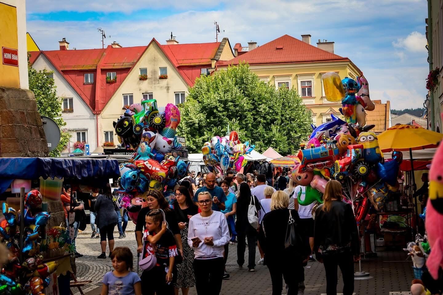Pouťové stánky a balónky na náměstí