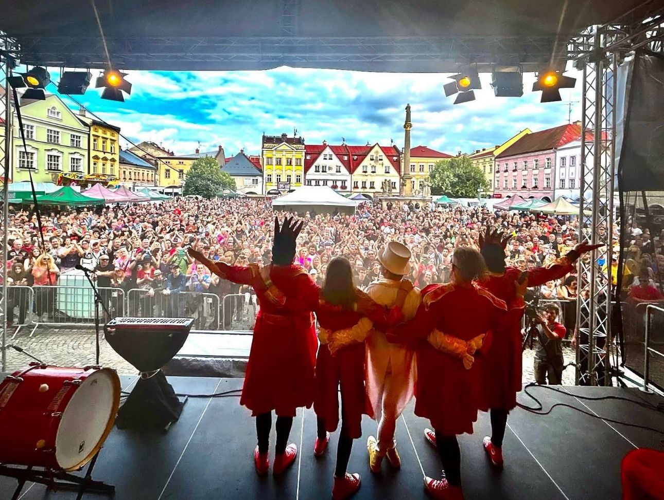 Vystoupení na městské slavnosti před davem