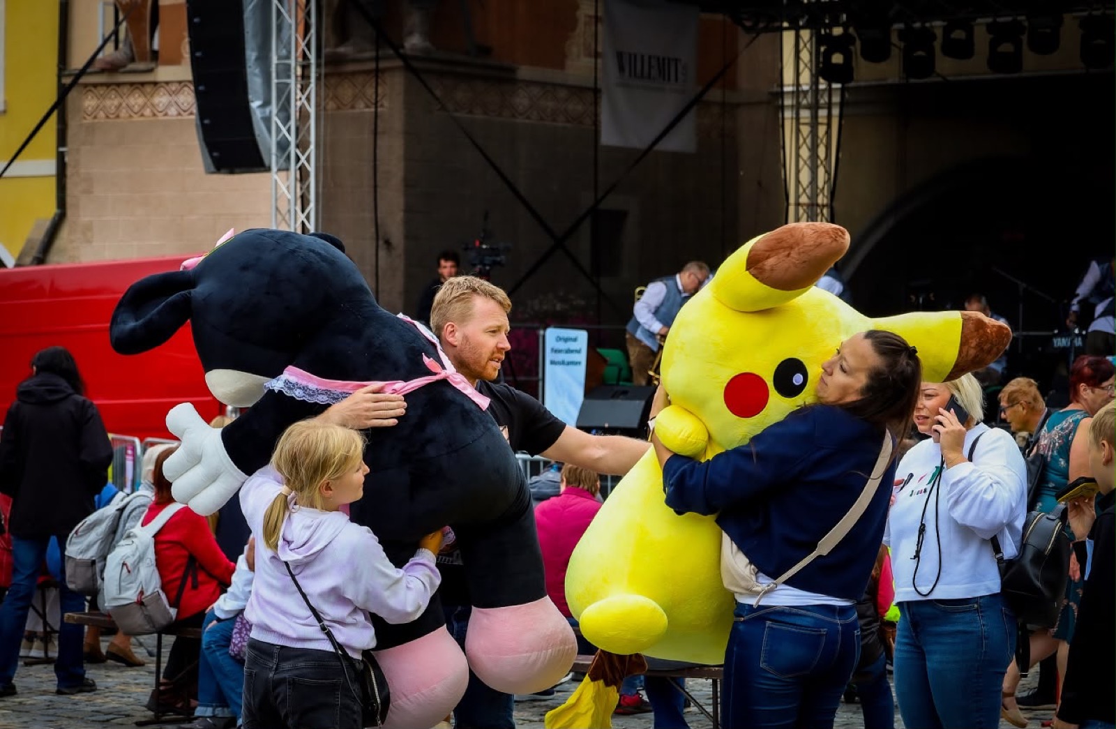 Rodina s obřími plyšovými výhrami – Pikachu a krávička